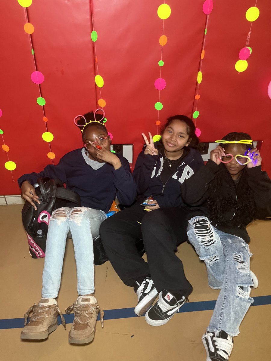 equalitycs's tweet image. ✨Glow sticks, good vibes, and the best students at our middle school glow party! ✨💡💫🖤
.
.
#EmpoweringBronxYouth #EducationInBronx #BronxCharterSchool #BronxAcademy #InnovateBronxEducation #BronxStudentsFirst #CharterSchoolPride #BronxLearningHub #AcademicExcellenceBronx