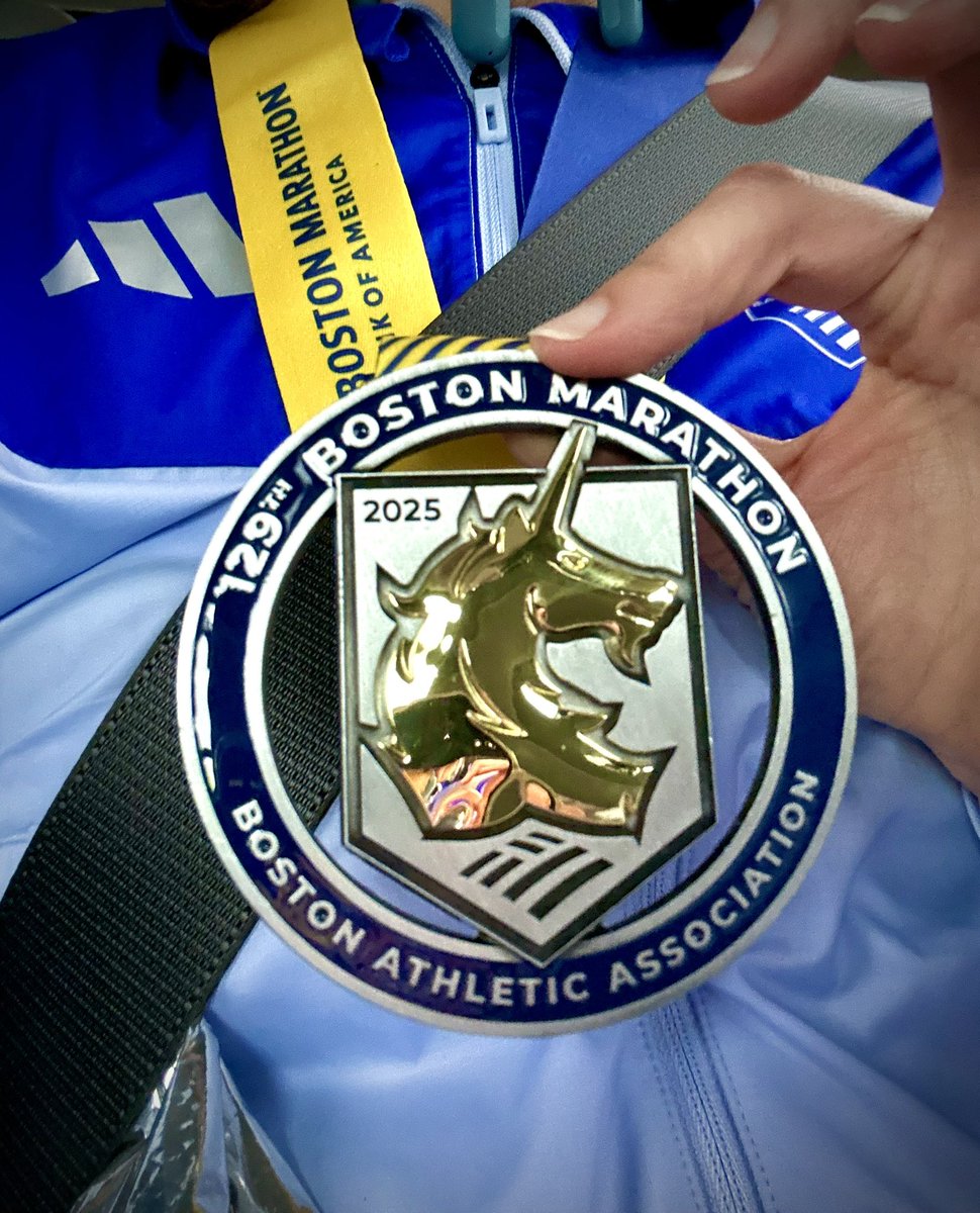 jennyluve's tweet photo. #whenyouwakeupa @BostonFire @bostonmarathon finisher! 🙏💛💙💪

#soblessed https://t.co/qZqo0nTCbX