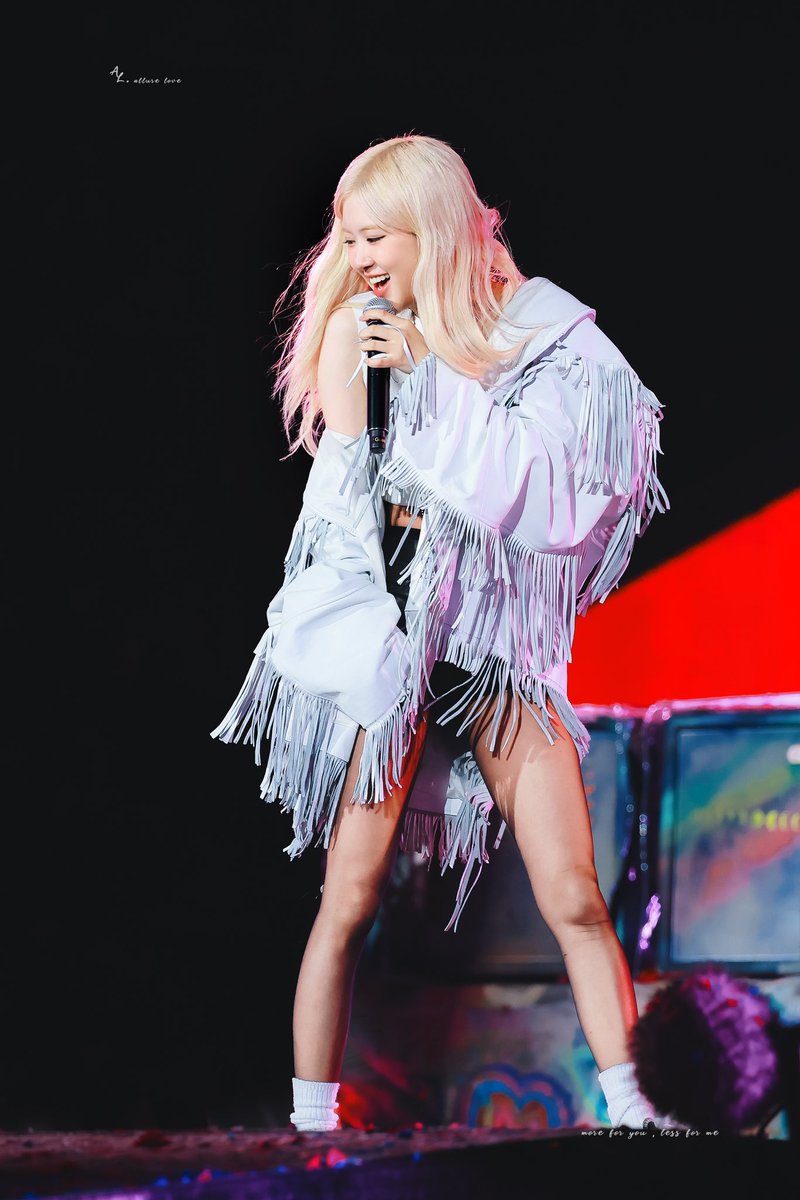 pinkrosebuddy's tweet image. She’s so happy!!!! This is always her best look! When she’s smiling like this 🙌
#로제 #ROSÉ #ROSÉxCOLDPLAY