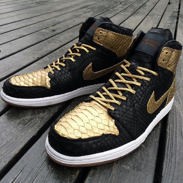 TheRemade_'s tweet photo. As we look back on a decade of design, the Royal Gold 1s remain one of our boldest moments.
Royal Gold 1s (2015)
Luxury meets legacy. Black python leather paired with regal gold accents — a true statement piece from 2015.
#TheRemade #RoyalGold #sneakers #TheRemade10th https://t.co/zc50uzqqRa