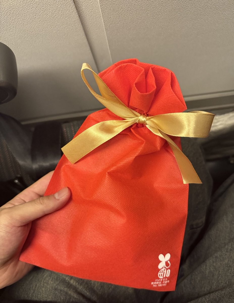 この間ロスに行った時と同じCAさんと今回も一緒の飛行機だったのでプレゼントを頂きました🎁