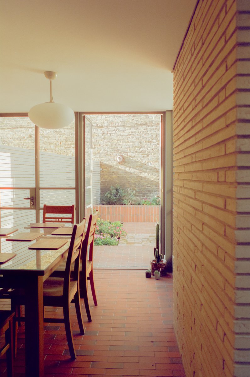 Looking for a flooring solution that connects indoors and outdoors? 🌿 Ketley quarry tiles are slip-resistant, hard-wearing, and ideal for both spaces. Our favourite colour is Light Multi with rich red and brown hues. Check out this project by Pensaer London! ❤️