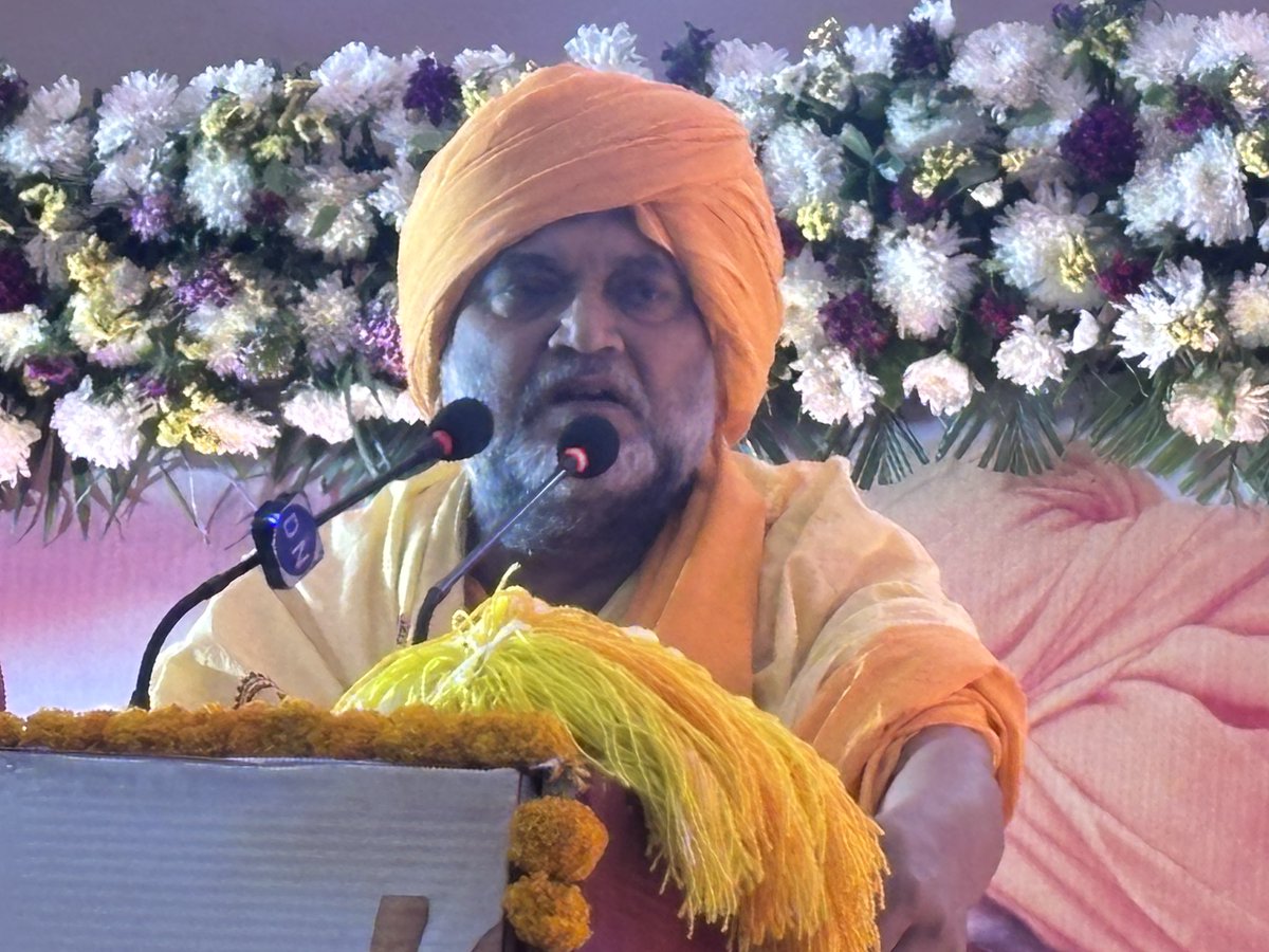 DNHindi's tweet image. सिद्धगुरुवर सिद्धेश्वर ब्रह्मऋषि गुरुदेव ने आज नई दिल्ली के अशोक विहार में श्रद्धालुओं की विशाल सभा को संबोधित किया, जहां उन्होंने दिव्य ज्ञान और आध्यात्मिक ऊर्जा का संचार किया। श्रद्धालुओं ने गुलाब के फूलों से गुरुदेव का भव्य स्वागत किया।  

#Spirituality #Sidhguruvar #Gurudev…