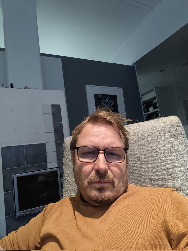 Kivasti kissa raapinut nojatuolin selkämyksen. No onpahan jotain hupia ollut hänelläkin🙂