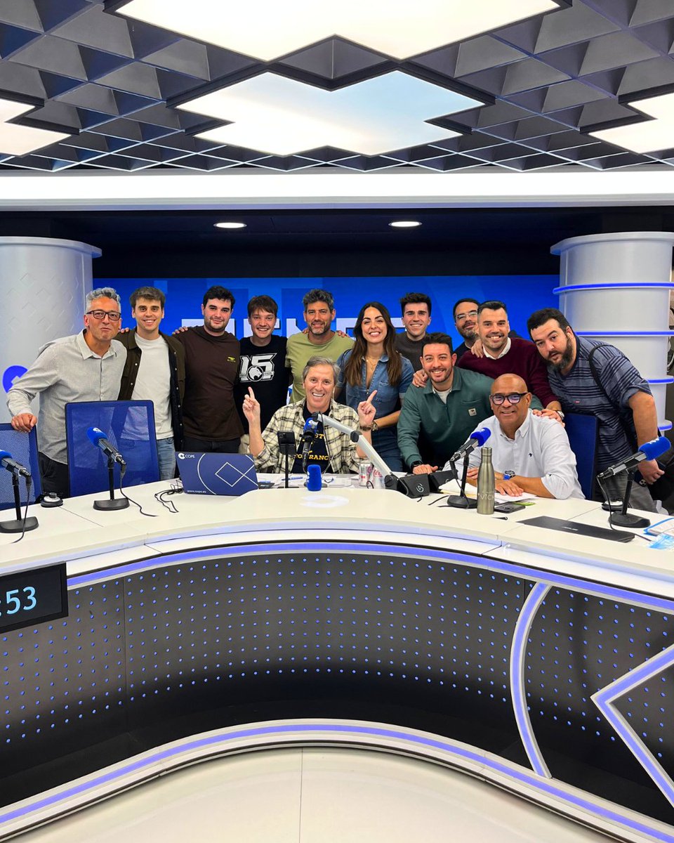 🥂 En esta foto solo celebramos una cosa

🙏🏽 Celebramos los oyentes que tenemos

💙 ¡GRACIAS, GRACIAS Y GRACIAS por hacer que Tiempo de Juego siga siendo el líder de la radio deportiva española!