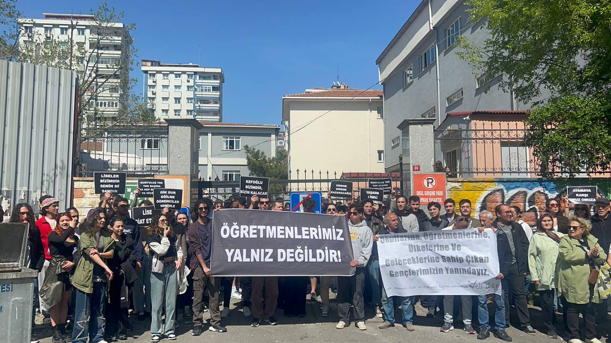 Bugün Bostancı Hayrullah Kefoğlu Anadolu Lisesinde “Öğretmenlerimiz Yalnız Değildir” demek için bir aradaydık. 

Okullarımızı AKP’ye teslim etmeyeceğiz.