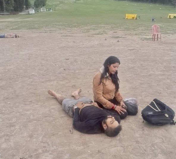 धर्म पूछकर निरपराध पर्यटकों को गोली मारने वाले दरिंदों, ये वहसीपना की तस्वीर हम भारतीय भूल नहीं सकते। भारत सरकार से अपील है, ये दरिंदे जहाँ भी छिपे हों, ढूँढ कर इन्हें 72 हूरों तक पहुँचाया जाए।
तुम्हारी नामर्दी सदियों तक याद रखी जाएगी😡