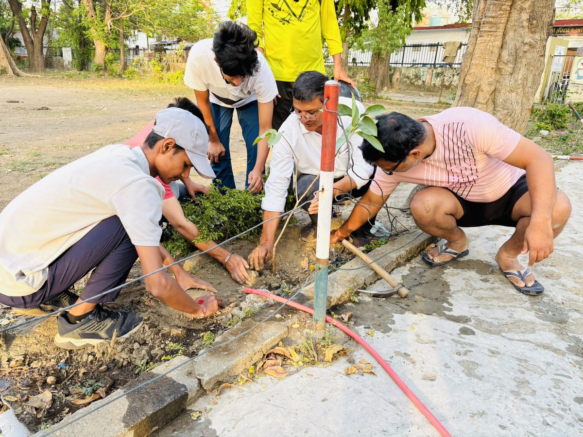 आज पृथ्वी दिवस के अवसर पर योगा पार्क हीरानगर में पर्यावरण मित्रो के साथ वृक्षारोपण किया। 
इस अवसर पर सभी ने पर्यावरण बचाने का संकल्प लिया।
