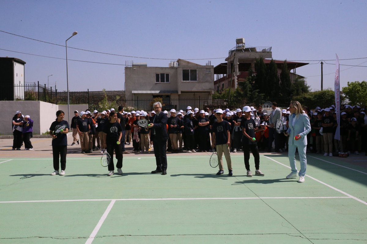 Millî Eğitim Bakanlığı, Gençlik ve Spor Bakanlığı ile Türkiye Tenis Federasyonu (TTF) iş birliğinde Hatay'da başlatılan "Haydi Tenise" projesinin tanıtım programında bir araya geldik. 
Hatay Antakya Günyazı Ortaokulunda başlattığımız projede 6 Şubat 2023'teki depremlerden