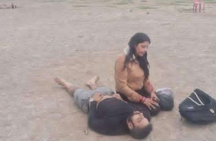 कश्मीर में पर्यटकों के सुरक्षा इंतजामों पर शासन से सवाल पूछना है
या 
 घटना की वीभत्सता पर गुस्सा होकर निंदा भर करनी है।
हमें लगातार बताया गया , अब कश्मीर सेफ है, फिर हिंदुओं की छातियों में लोहा कैसे 

#kashmirattack
#Kashmir #Pahalgam #kashmirterror