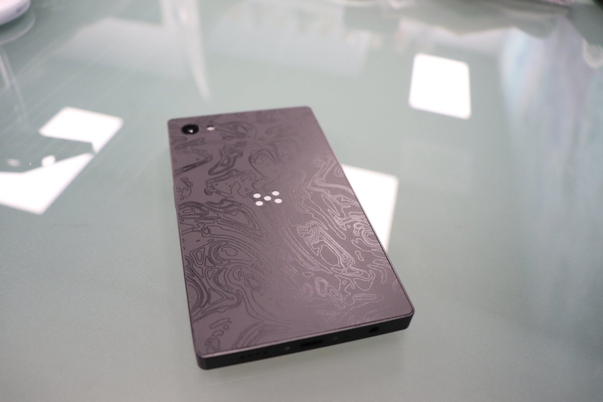 mryoukhna's tweet image. This isn’t a concept. This isn’t a render.
It’s real. It’s running. It’s everything you actually need in a phone and nothing you don’t.
📵 No doomscrolling.
⌨️ Full keyboard.
🔋 Week-long battery.
🧠 Designed to help you think, not sink.
#MinimalPhone