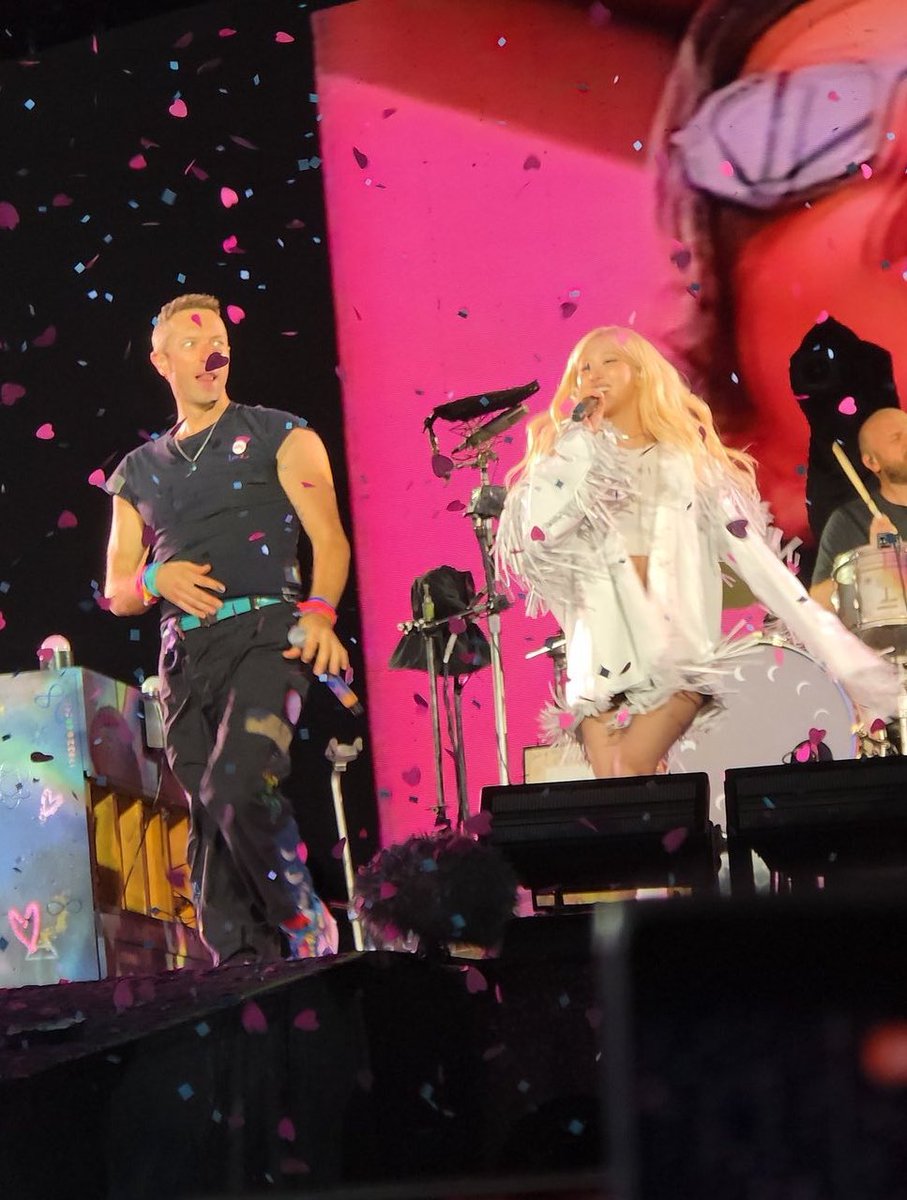 charts_rose's tweet image. ROSÉ AND COLDPLAY ❤️
#ROSÉxCOLDPLAY