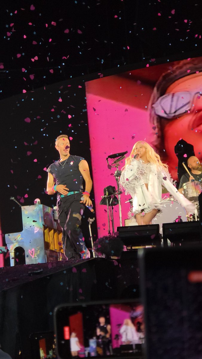 APT WITH ROSÉ 

AND CHRIS HAS ASKED FOR A REPEAT OF THE ENTIRE SONG AFTER IT FINISHED #ColdplaySeoul