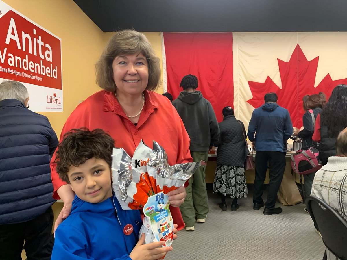 anitavandenbeld's tweet photo. Thank you to everyone who joined our Easter Potluck dinner!
We had an Easter egg hunt, great food, & even better company. #TeamAnita always has an eggcellent time together. 🥚
To those who celebrate with colourful eggs & chocolate, we hope you had a very Happy Easter!
#OttWN https://t.co/xB3IhuWepf