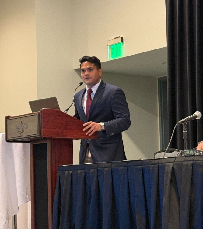 ZuckerSoM's tweet photo. ZSOM’s Eusha Hasan presented "The Feasibility of Pedal Access for Geniculate Artery Embolization” at #SIR2025 in Nashville!
5-minute research talk ➡️ global IR audience.
📸 alum Dr. Joe Moirano '23, now in IR residency at Weill Cornell!

#MedTwitter #IR #SIR2025 #ZSOM https://t.co/nPx1szdTcD