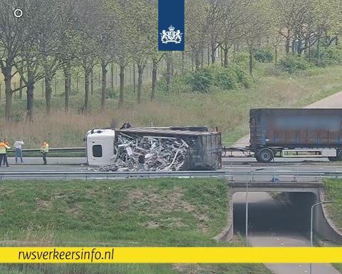 Gekantelde vrachtwagen op A2 richting Veghel