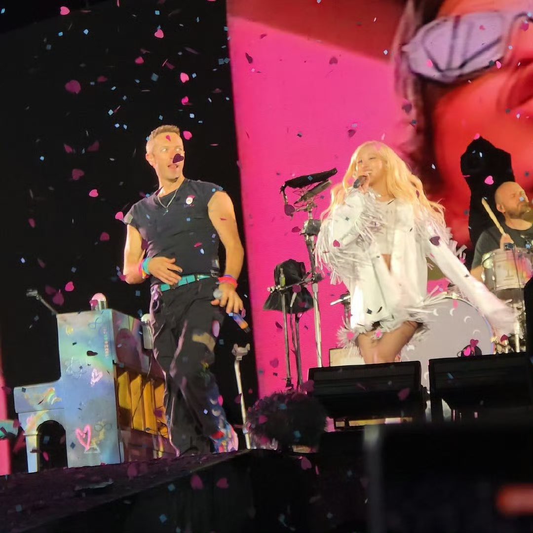 0211rxsy's tweet image. ROSÉ EVERYONE !!!!

ROSÉ X COLDPLAY
#ROSÉ #ROSÉxCOLDPLAY @numberoneHQ