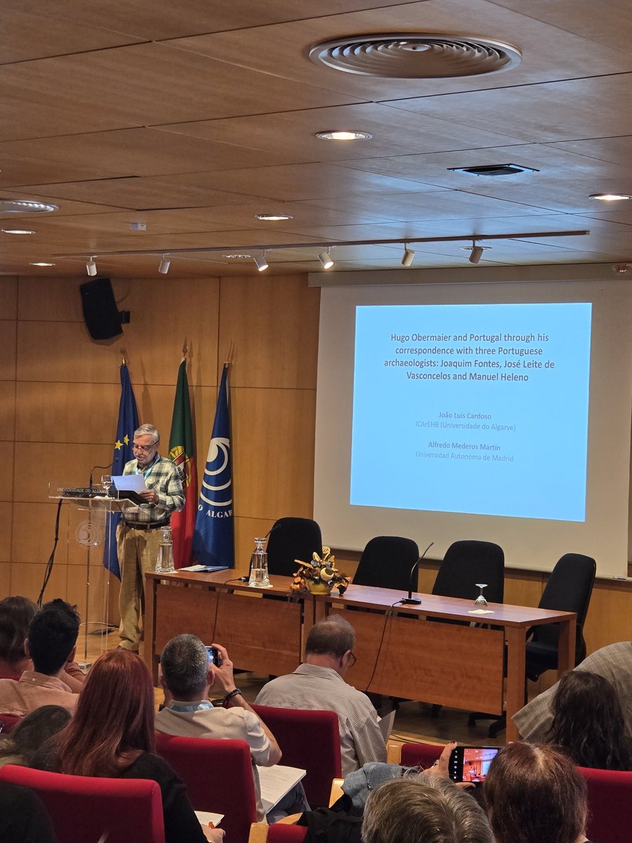 Obermaier_Soc's tweet photo. After a very warm welcome from our hosts @ICArEHB & @UAlg 🥰 our very first talk highlights Hugo Obermaiers connection to #Portugal and portuguese #Archeologists!👀
#HOG2025 #scientificexchange #researchhistory #Archeology #paleolithic #mesolithic #internationalresearch https://t.co/FfnbqGiv8c