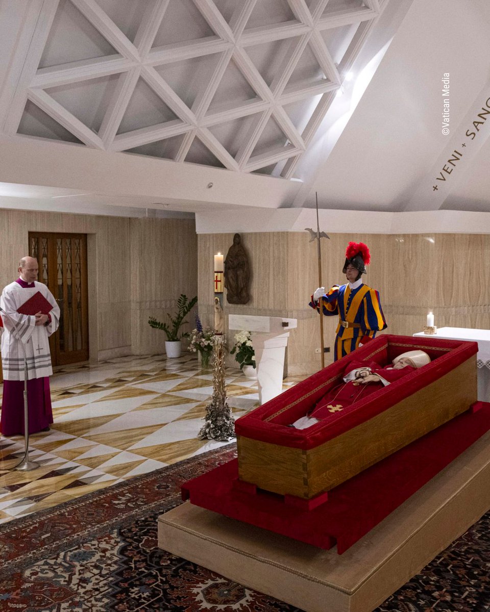 Eglisecatho's tweet photo. Demain mercredi à 9h, le cercueil du pape François sera porté de la chapelle de la Maison Sainte-Marthe à la basilique papale de Saint-Pierre, les pèlerins pourront venir se recueillir.

La messe des funérailles présidée par le cardinal Giovani Battista Re, doyen du Collège cardinalice, se tiendra samedi 26 avril à 10h.

Le cercueil sera ensuite déposé dans la basilique Sainte-Marie-Majeure, conformément au souhait du pape François.