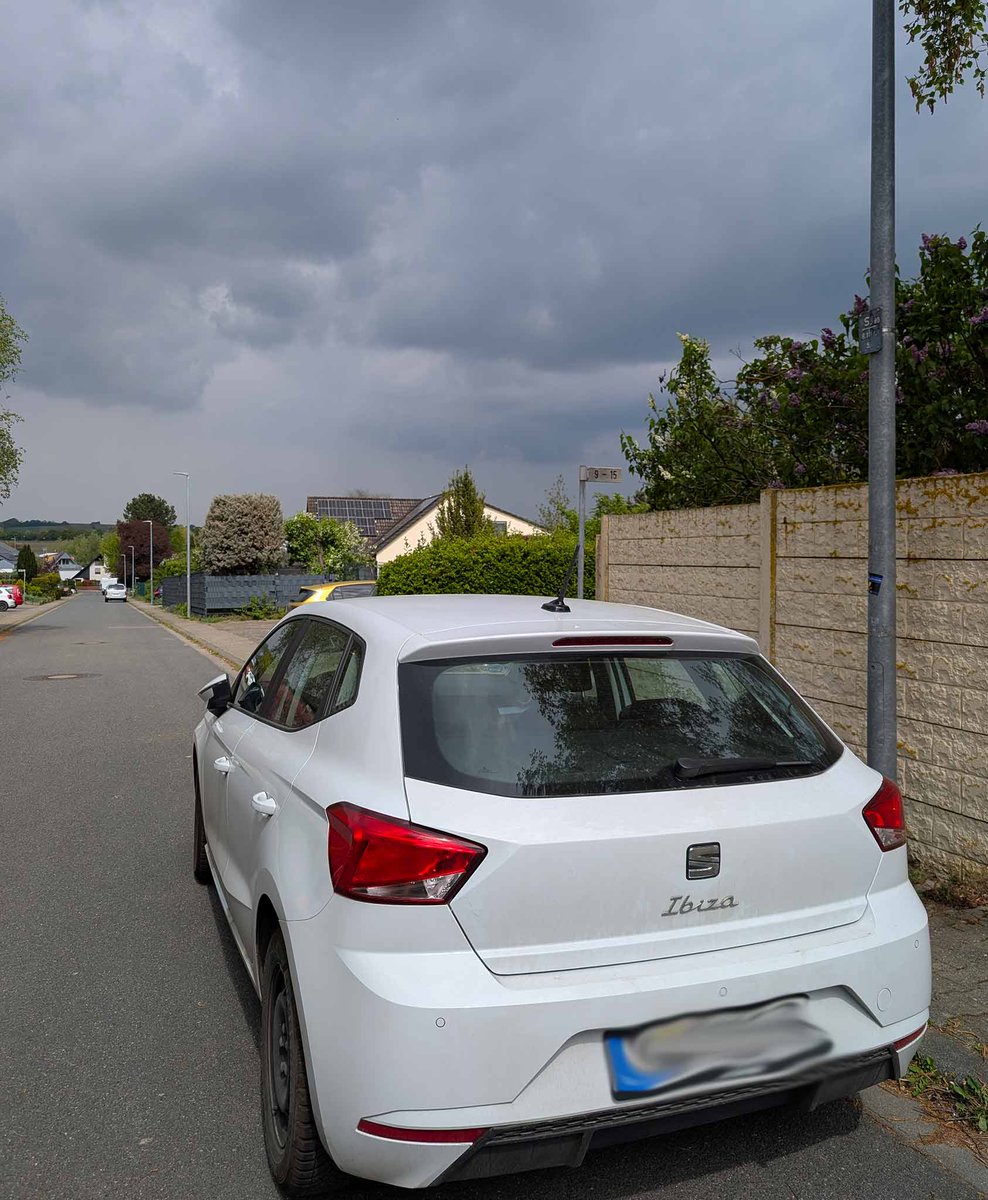 Da braut sich etwas zusammen. Dicke Regenwolken. #Rheinhessen