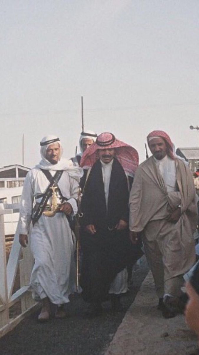 اجتهدنا قدر الامكان في حفظ العهود 
مع جماعتنا ومع ربعنا واصحابنا 

وان وقفنا وقفةٍ تعمي عيون الحسود 
قامت خشوم العصافير تنقر بابنا 

كل يوم يطيح من حزمة العيدان عود 
مابقى الا عود عودين ياحطّابنا 

فالنهاية من بغى يطلق عقال القعود 
لا يقول  ان القعود انطلق بأسبابنا