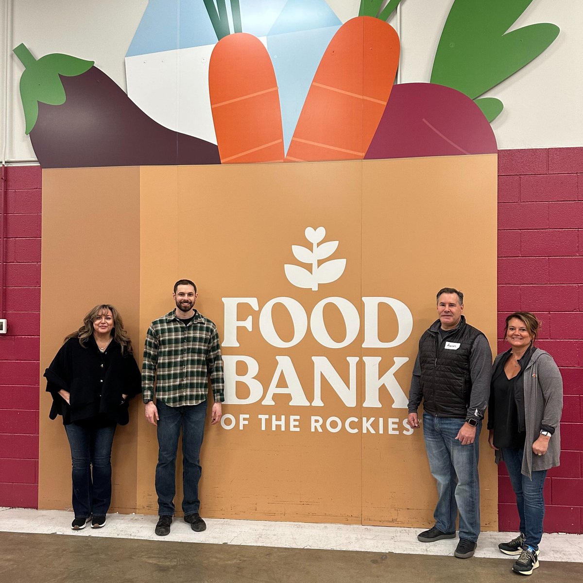 FlashGlobal's tweet image. #TeamFlash brought the hustle and support to the #FoodBankoftheRockies in Denver, Colorado. This mighty group palletized over 10,000 pounds of food during their afternoon! 🥕🍎🥫🧡

#FlashCares #CommunityMatters