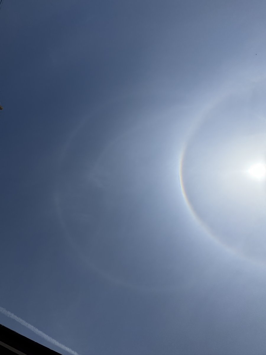 yui_cherry2068's tweet photo. 今日は壮大な天空ショーを見た。
完全な幻日環は久しぶり。幻日、１２０度幻日は観測できず。
過去に見た幻日環はそれらを伴っていたので今回は氷晶形状が異なると言うことか。
向日あたりが明るくなってるのは何かあるっぽい。
#長野県
#大気光学現象
#下部ラテラルアーク
#幻日環
#外接ハロ https://t.co/Y3foamlZW1
