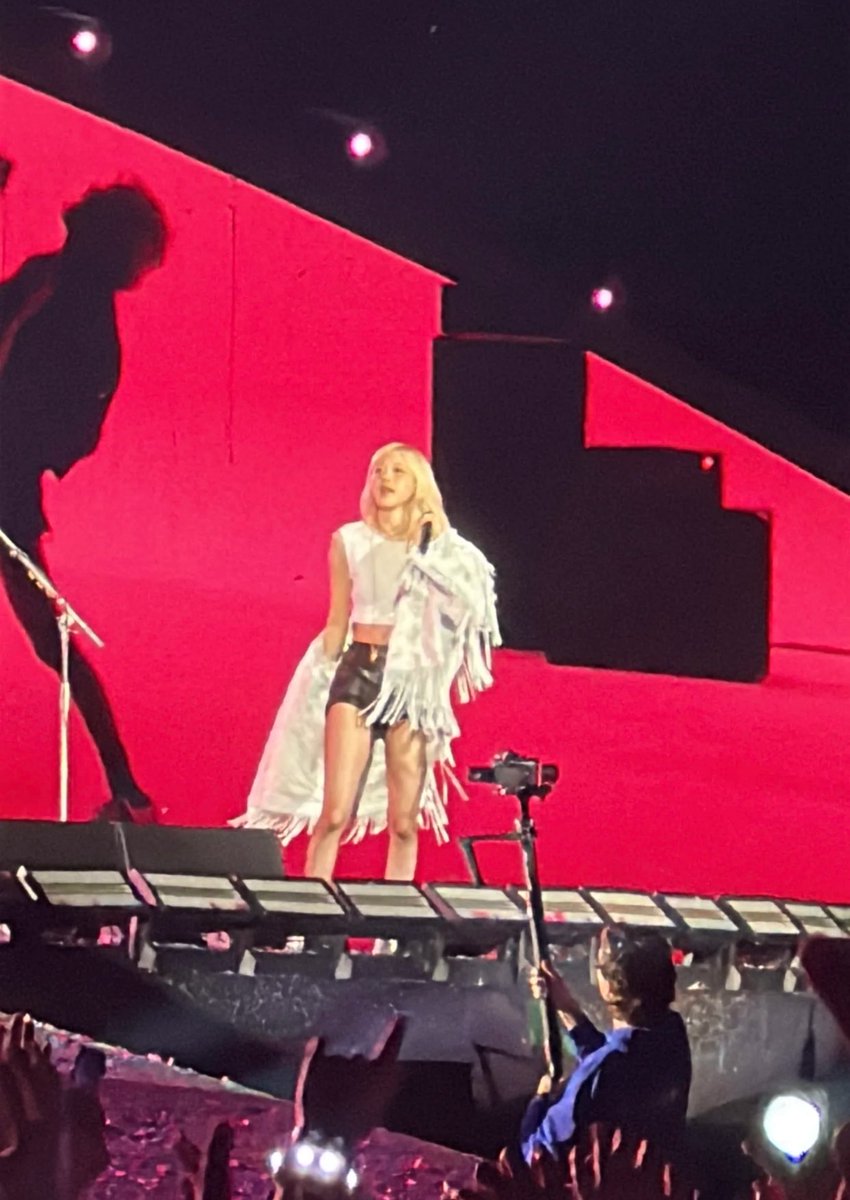 silentsaturnz's tweet image. PRETTYYYYY 

#ROSÉ #ROSÉxCOLDPLAY @numberoneHQ