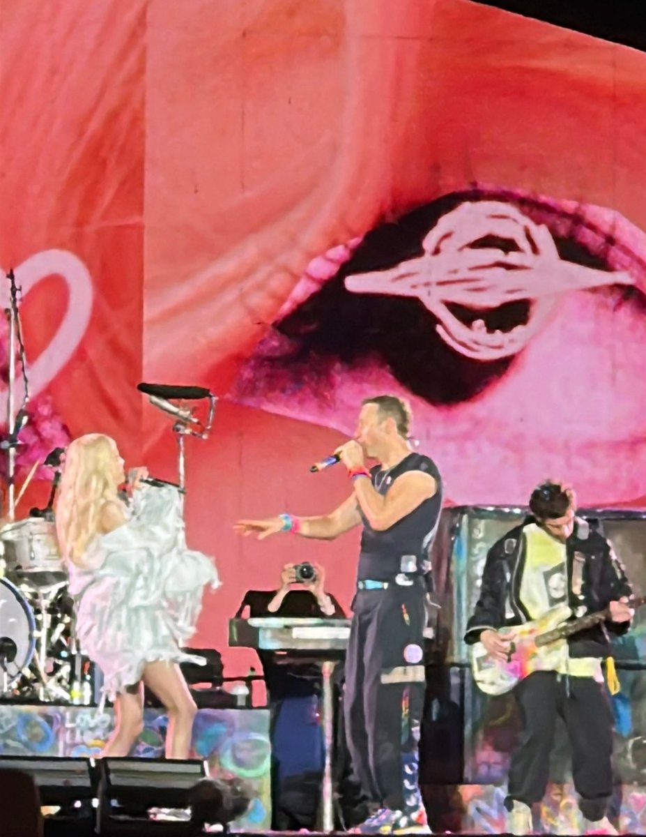 silentsaturnz's tweet image. PRETTYYYYY 

#ROSÉ #ROSÉxCOLDPLAY @numberoneHQ