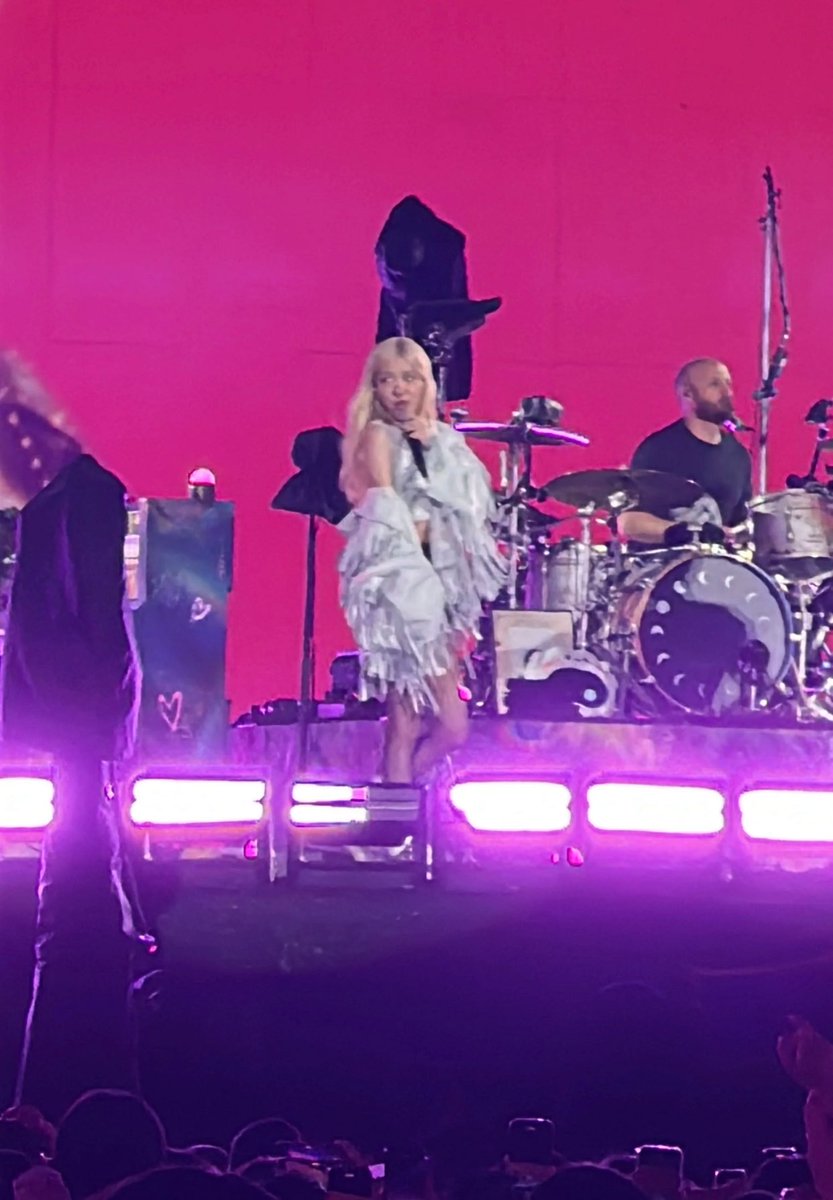 silentsaturnz's tweet image. PRETTYYYYY 

#ROSÉ #ROSÉxCOLDPLAY @numberoneHQ