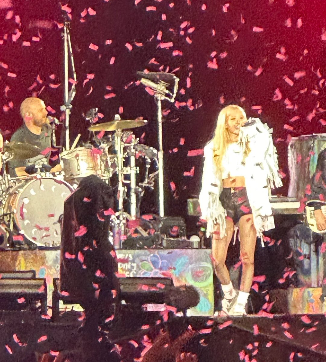 silentsaturnz's tweet image. PRETTYYYYY 

#ROSÉ #ROSÉxCOLDPLAY @numberoneHQ