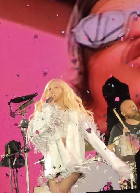 GeorginaMilo99's tweet image. BRUNO THERE AS WELL LOOK BEHIND ROSÉ 🤭💗 #ROSÉ #ROSÉxCOLDPLAY @numberoneHQ