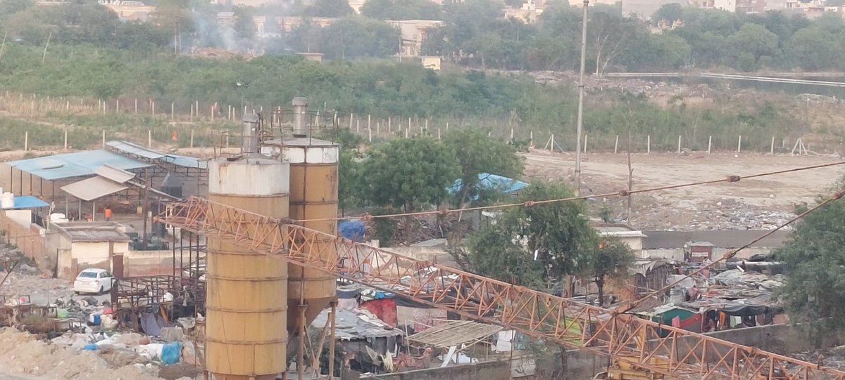 ginnyrani's tweet photo. Post2 @dm_ghaziabad @gdagzbIt Daily burning of municipal waste releases toxic fumes in our residential area. Urging authorities to shift the dumpsite &amp; and cremation ground (Shamshan Ghat) immediately. Would you live in such a environment? https://t.co/QXz0fLt5Ty