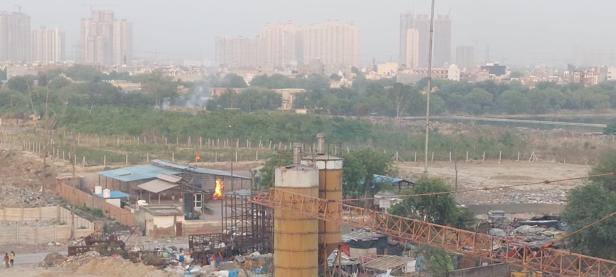 ginnyrani's tweet photo. Post2 @dm_ghaziabad @gdagzbIt Daily burning of municipal waste releases toxic fumes in our residential area. Urging authorities to shift the dumpsite &amp; and cremation ground (Shamshan Ghat) immediately. Would you live in such a environment? https://t.co/QXz0fLt5Ty