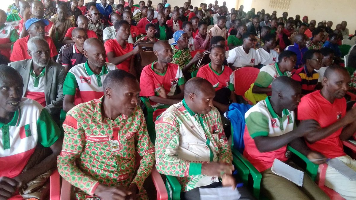 EdouardNsabima2's tweet photo. #Mwaro ubuserukizi Bw'umugambwe @CnddFdd murugendo bazindukiyemwokuri uyu munsi w'22/5/2025 bagendeye indongozi  zose zigize komine mwaro mu ntumbero yo gutegura neza amatora twimirije ,urwo rugendo rwatewe iteka numunyamabanga mu ntara ajejwe iterambere @Ir ndikumasabo Augustin# https://t.co/qYmSzRA0oE