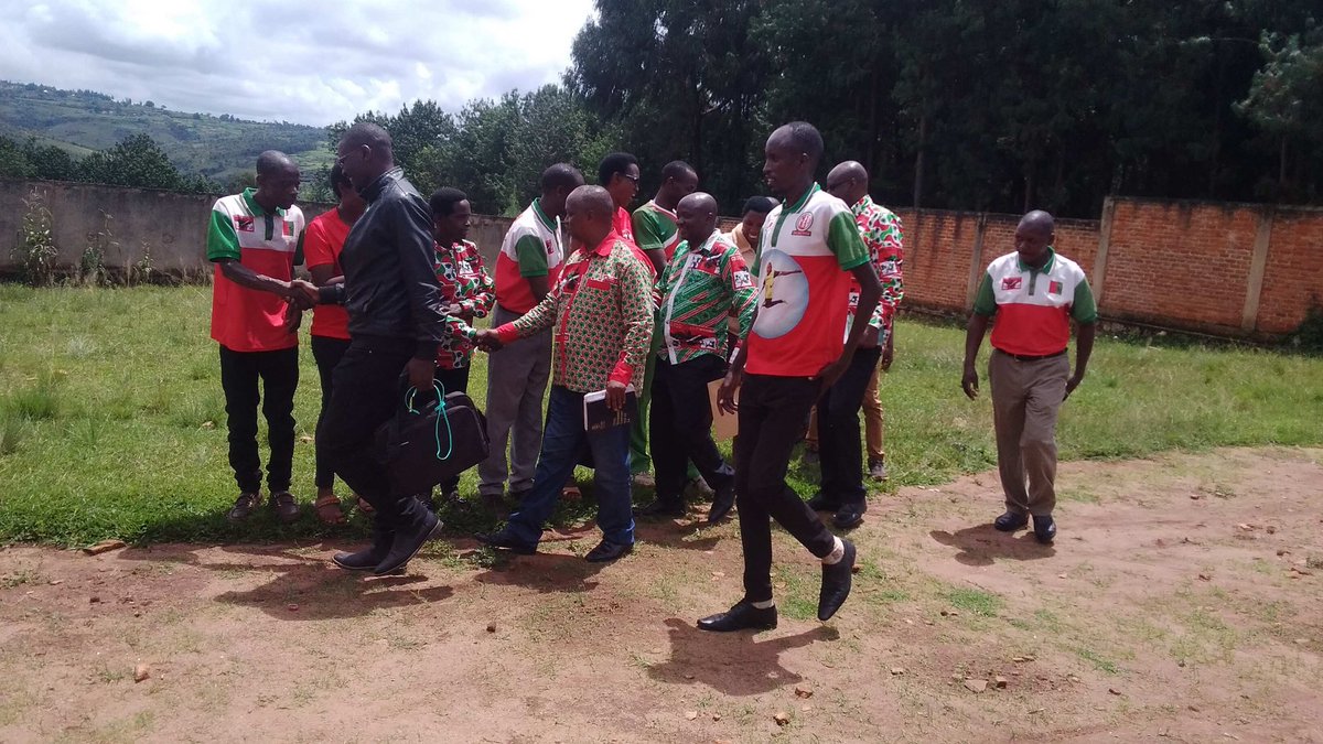 EdouardNsabima2's tweet photo. #Mwaro ubuserukizi Bw'umugambwe @CnddFdd murugendo bazindukiyemwokuri uyu munsi w'22/5/2025 bagendeye indongozi  zose zigize komine mwaro mu ntumbero yo gutegura neza amatora twimirije ,urwo rugendo rwatewe iteka numunyamabanga mu ntara ajejwe iterambere @Ir ndikumasabo Augustin# https://t.co/qYmSzRA0oE