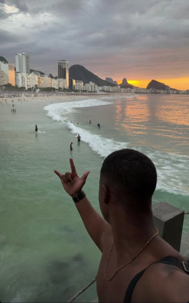 🤟🏽🏖️