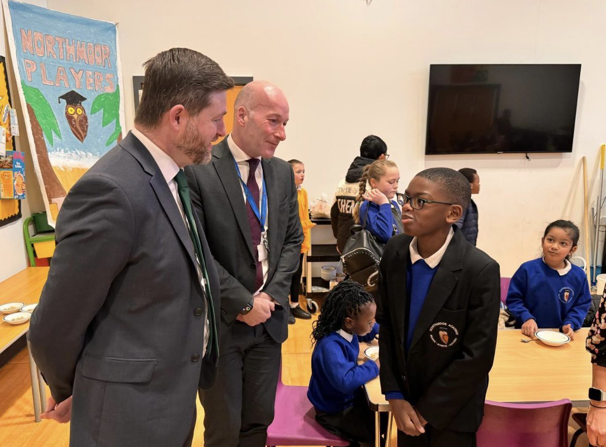 Today 750 free breakfast clubs will be rolled out across the country, so it was great to visit Northmoor Academy and see first-hand the difference this will make.

Politics as it should be - backing kids, supporting working families, and tackling the root causes of inequality.
