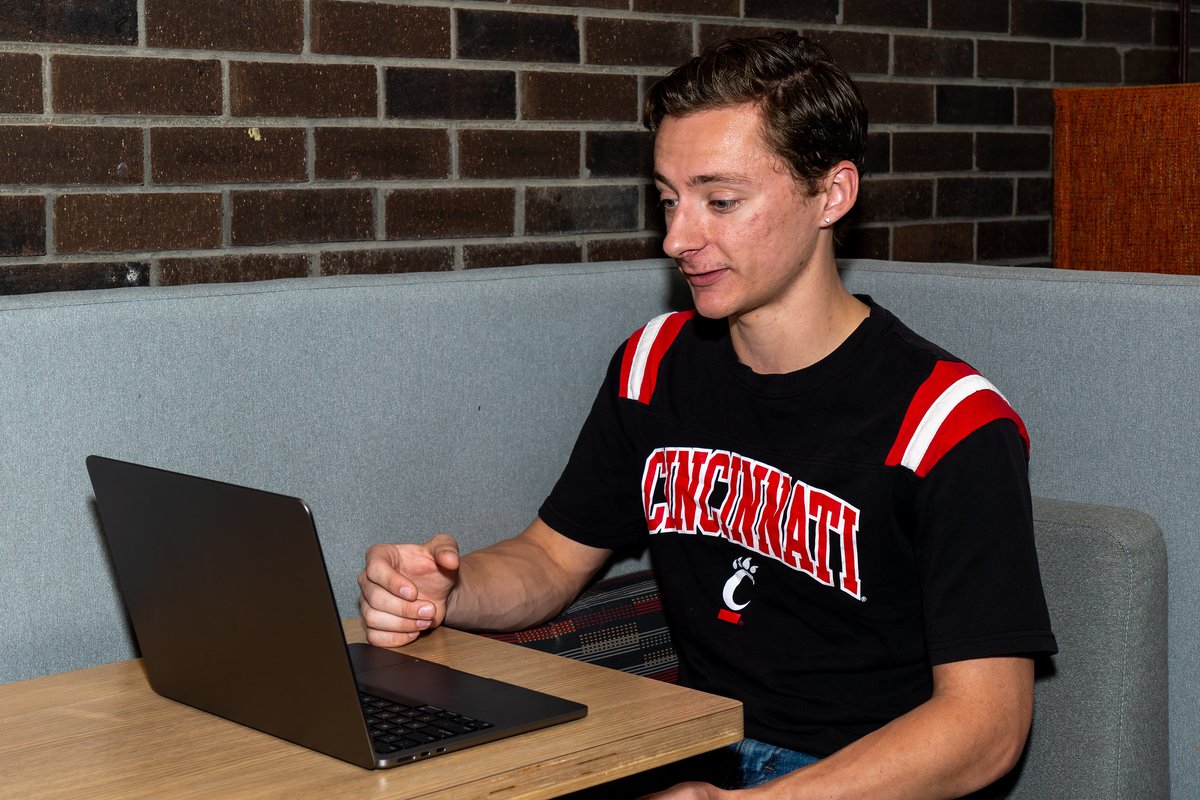 Struggling with those final papers? 📝 No worries, the Learning Commons and Academic Writing Center in the Library have you covered, both in person and online! 📚 bit.ly/4jlht2w