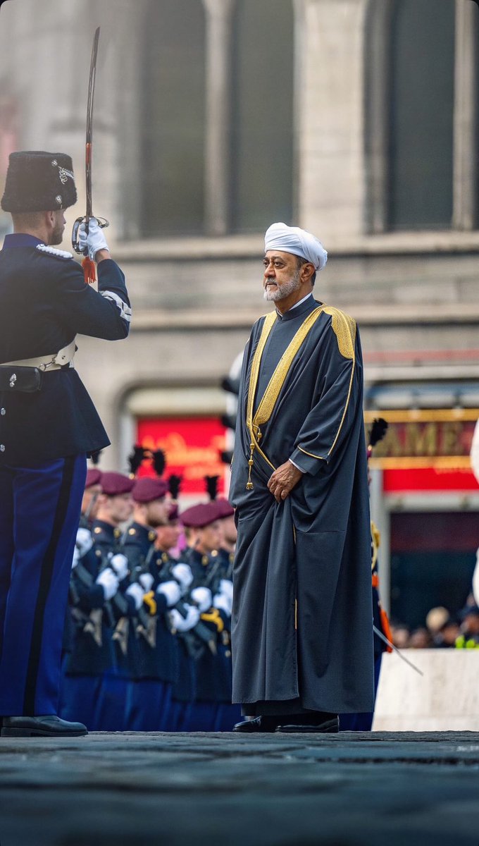 الكرملين مصافحاً الأمة العمانية
موسى الفرعي

في لحظات التاريخ الفاصلة لا تُقاس الخطى بمقدار المسافة، بل بعمق المعنى الذي تحمله وإيقاعها المنتظم، بهذا يمكن أن نفهم خطى جلالة السلطان #هيثم_بن_طارق المعظم حفظه الله  على أرض #روسيا_الاتحادية ليس بصفتها زيارة رسمية بل عبور هادئ نحو