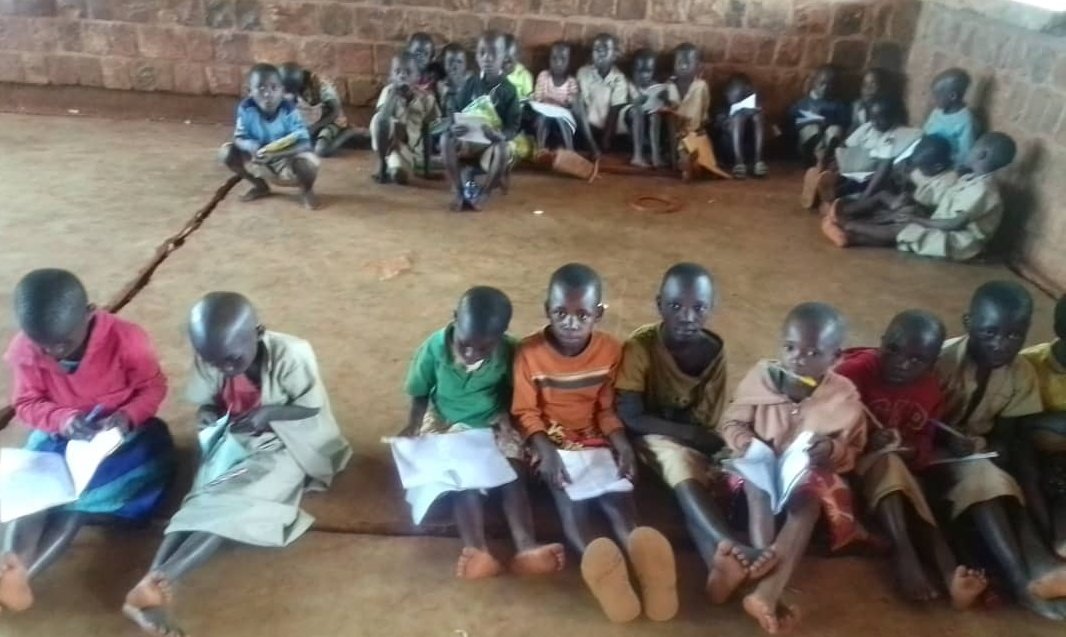 GregLeGrecq's tweet photo. Leta ya @CnddFdd au lieu yo gusesagura ama milliards y'amarundi ngo iriko itunganya "amatora" yibwe ataranatangura, yari ikwiye kuyashira mubintu ngira kamaro nko kuronsa intebe abana ibihumbi n'ibihimbi biga bicaye hasi. 
#EréctionsLegislatives2025 https://t.co/NDF1bY1iWG