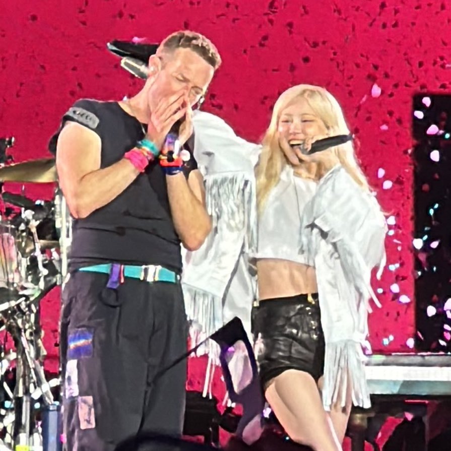 ROSÉ AT COLDPLAY CONCERT