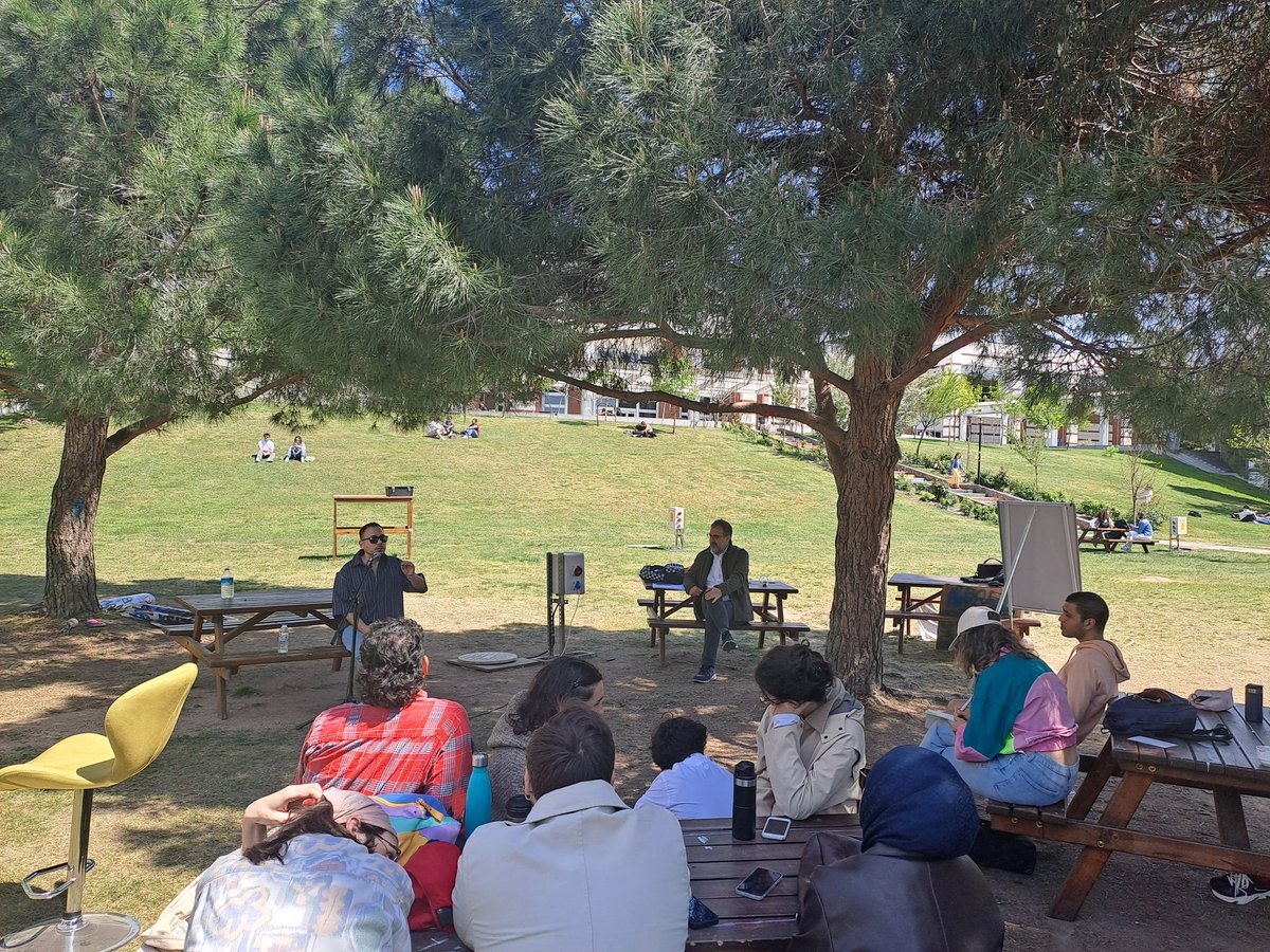Bugün saat 13.00'te Ateş Altınordu ve Cenk Özbay ile "Toplum, Gençlik, Dönüşüm: 19 Mart Direnişi'nde Kültür ve Duygular" başlıklı dersimizde buluştuk. Dersin ardından 19 Mart sonrası süreçte yaşadıklarımız üzerinden deneyim paylaşımında bulunduk.