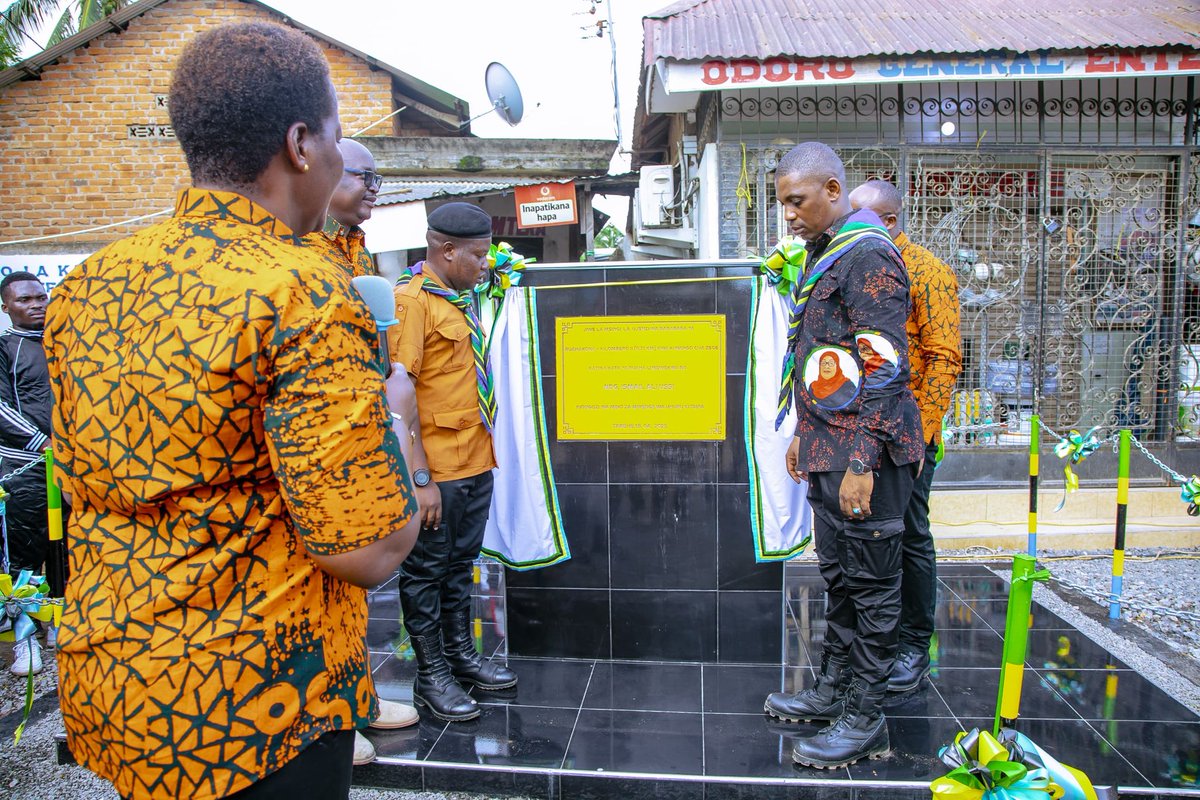 kilosadc's tweet photo. Kiongozi wa Mbio za Mwenge Kitaifa Ndg. Ismail Ali Ussi akiweka jiwe la Msingi katika barabara kiwango cha Zege kutoka Ruaha Kona Hadi Kilomero ii yenye urefu wa km 0.71 mradi huo utagharimu kiasi cha shilingi 949,316,350 kukamilika fedha kutoka serikali kuu https://t.co/XavaROXOuy
