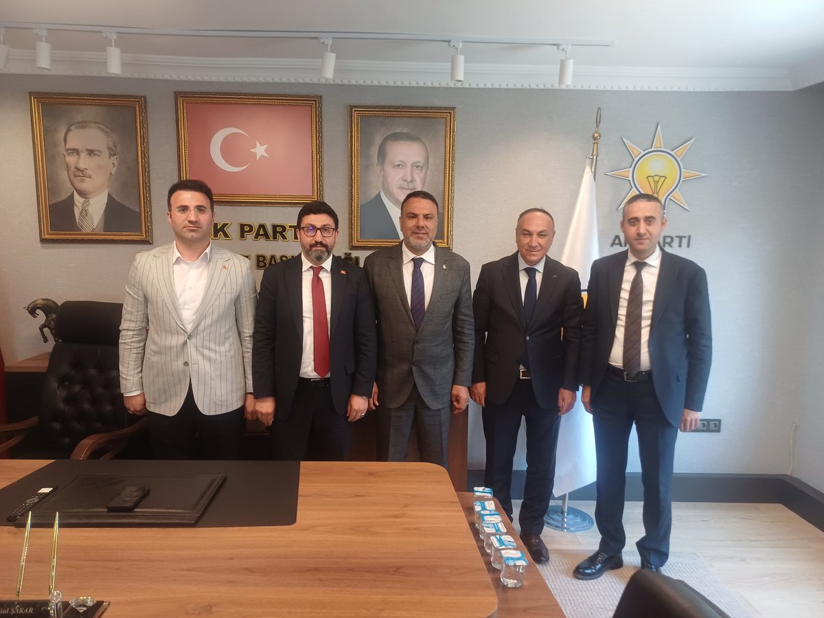 AK Parti Darıca İlçe Başkanımız Sn. Köksal Şakar’ı, kıymetli dostlarımla birlikte ziyaret ettik.
Nazik misafirperverliği ve samimi sohbeti için kendisine teşekkür ediyor, çalışmalarında başarılar diliyorum.
Birlik ve beraberliğimiz daim olsun.