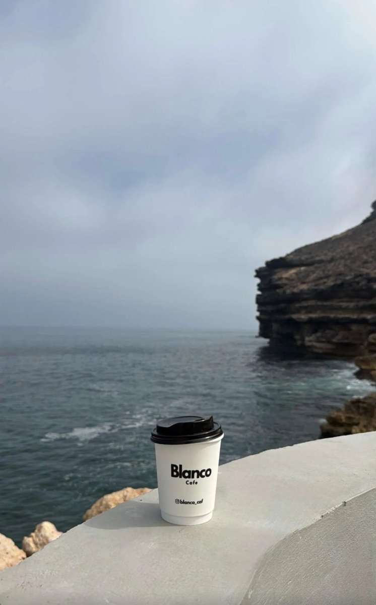 له بسمةٍ لو يوزعها على العابرين
ما شفت وجهٍ حزين وعالمٍ ضايقه
#مساء_الخير