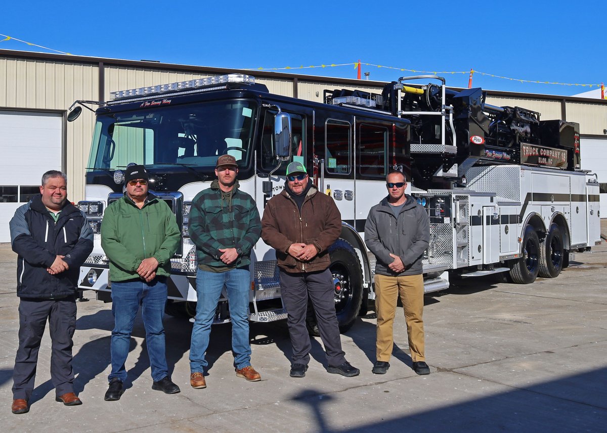 PierceMfg's tweet photo. Elon Fire Department is ready to celebrate their 100-year anniversary with their #Enforcer 100’ #AscendantTower. 💯 The #MidMountPlatform can fit down their tight streets or through the college campus in #ElonNC with #TAK4 Independent Front Suspension. https://t.co/VWW1CRaPzf