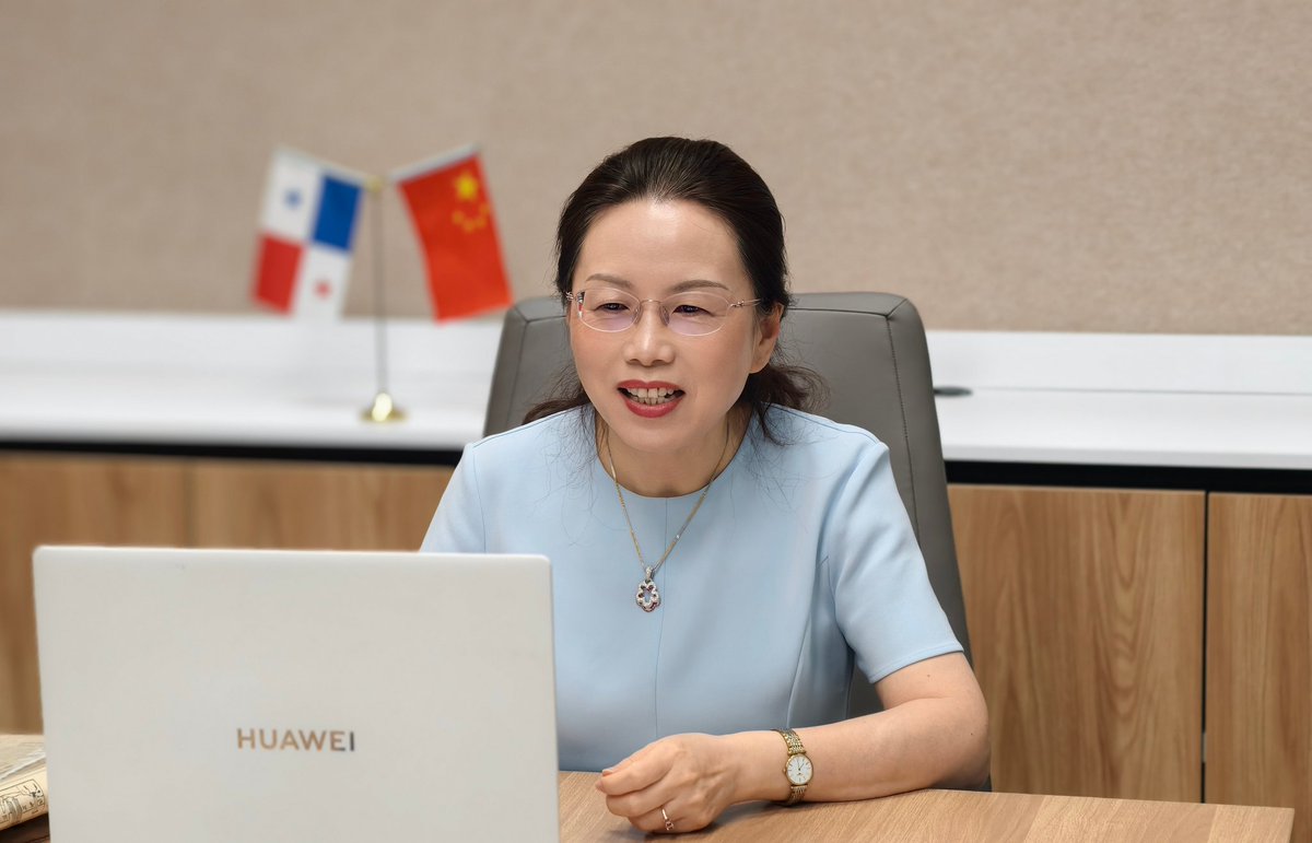 En su entrevista concedida al periodista <a href="/AlvaroAlvaradoC/">Alvaro Alvarado - Noticias 180 Minutos/ Sin Rodeos</a>, la Embajadora Xu Xueyuan manifestó: Panamá no es el "patio trasero" ni vasallo de nadie. Todo intento de eliminar la "influencia china" y la "presencia china" no prosperará. Como un dicho panameño: EE.UU. "no hace, ni