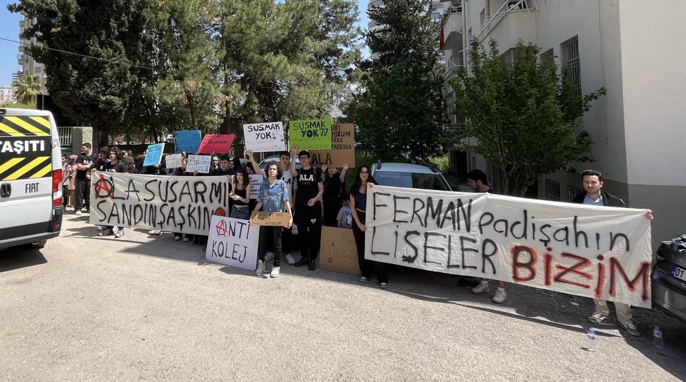 📍Adana Anadolu Lisesi

Sıra arkadaşlarımız, hocalarımızın sürgün edilmesine karşı dün yan yanaydı.

🗣️Karnemizde susmaya yer yok!

#hocamadokunma 
#LisemeDokunma 
#Liseayakta
