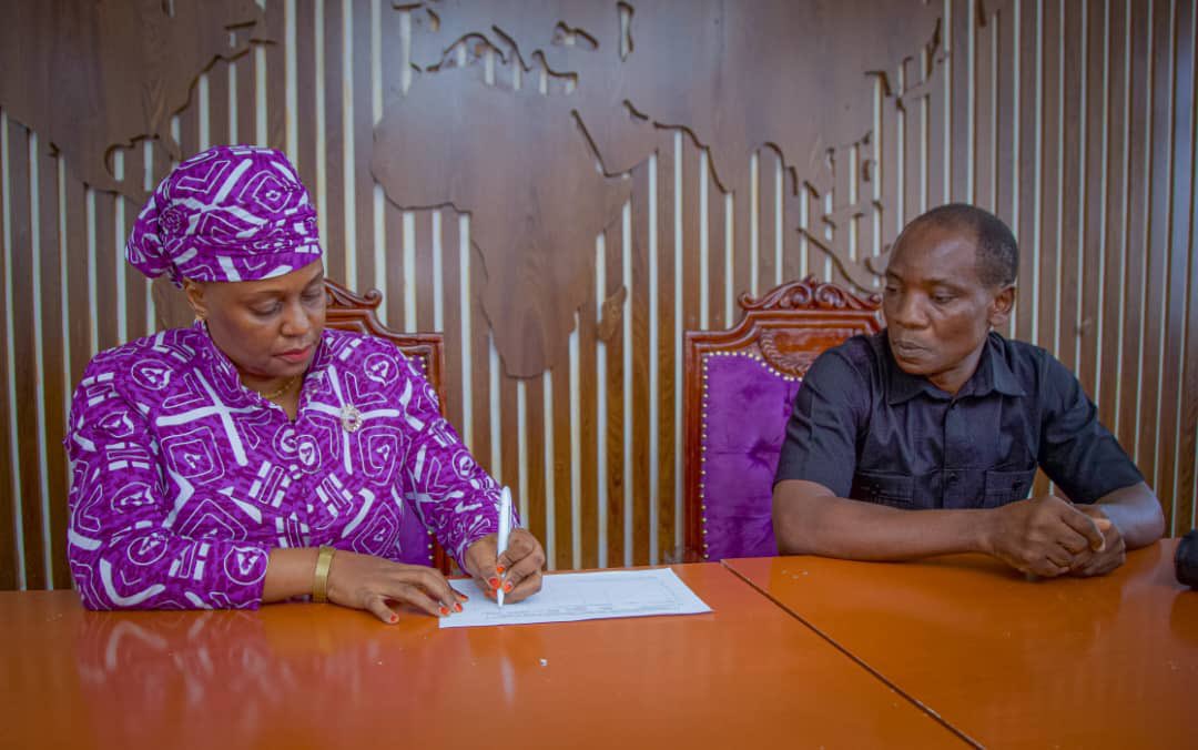 Crown Media (@crownmediatz) on Twitter photo Kiongozi wa Chama cha ACT-Wazalendo <a href="/ACTwazalendo/">ACTWazalendo</a> Ndugu Dorothy Semu amechukua fomu ya kuomba kuteuliwa kuwa mgombea wa Urais wa Jamhuri ya Muungano wa Tanzania kupitia Chama cha ACT Wazalendo leo tarehe 22 Aprili 2025.
Ndugu Dorothy amekabidhiwa fomu hiyo na Katibu wa Kiongozi wa Chama cha ACT-Wazalendo <a href="/ACTwazalendo/">ACTWazalendo</a> Ndugu Dorothy Semu amechukua fomu ya kuomba kuteuliwa kuwa mgombea wa Urais wa Jamhuri ya Muungano wa Tanzania kupitia Chama cha ACT Wazalendo leo tarehe 22 Aprili 2025.
Ndugu Dorothy amekabidhiwa fomu hiyo na Katibu wa